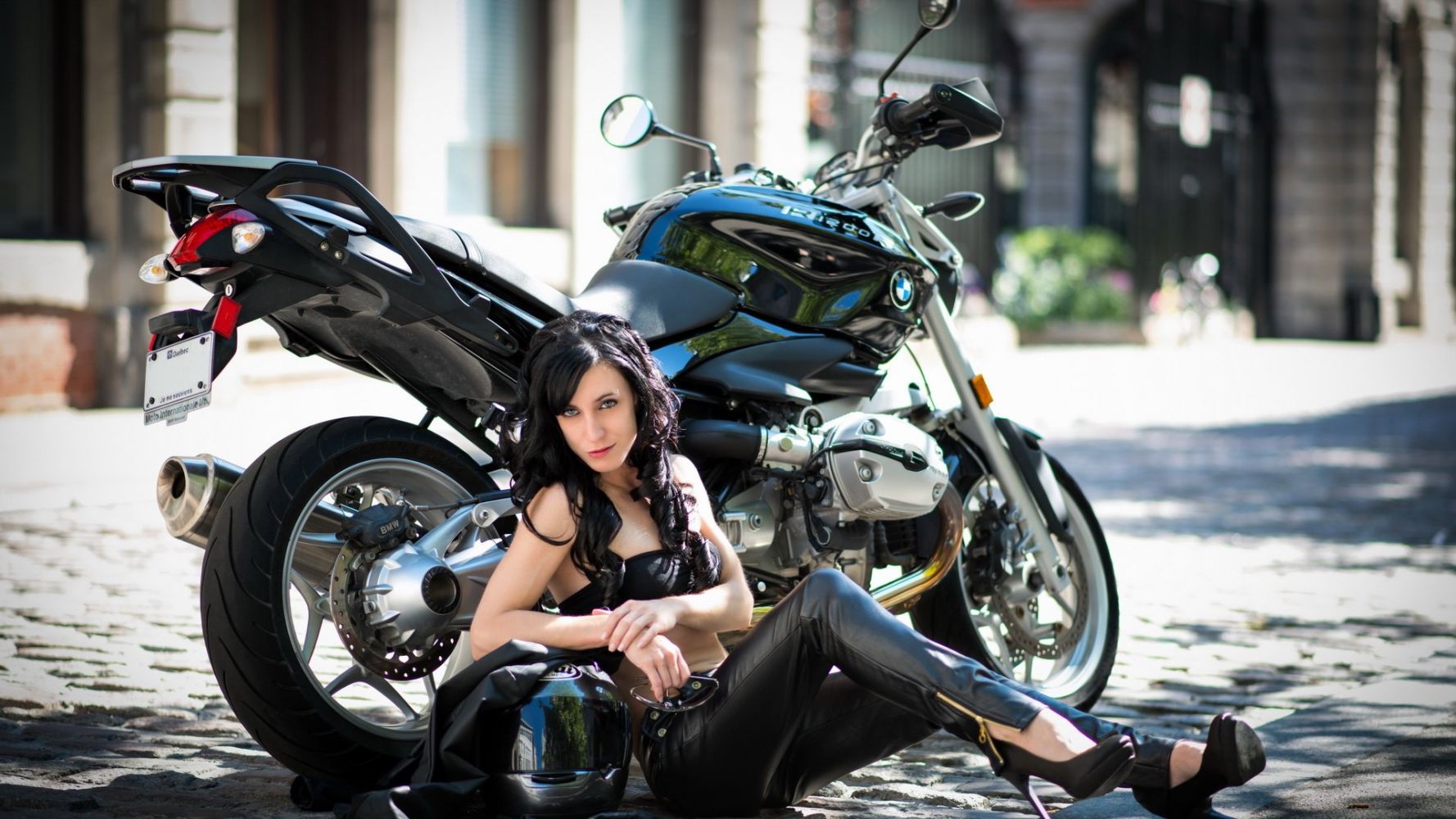 Fresh photos, fresh mood — European women on bikes online in Osaka