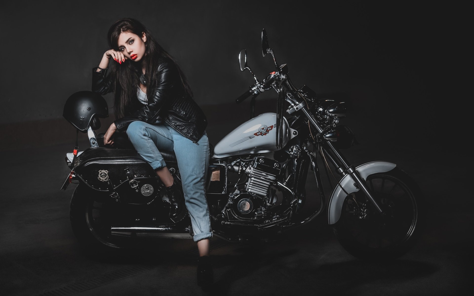 Biker girls: style and drive brings the glow — live moments in Osaka