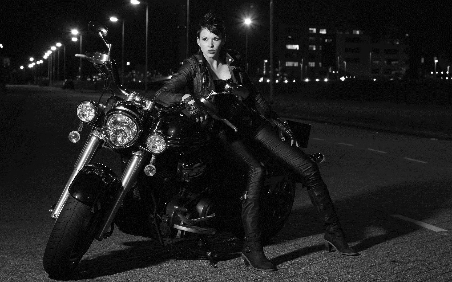 Photo Beautiful girls and motorcycles in Osaka