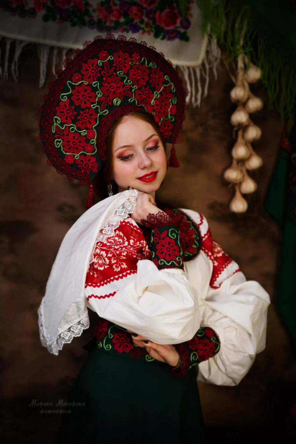 Take a pause and enjoy Women in Slavic costumes — streaming from Osaka