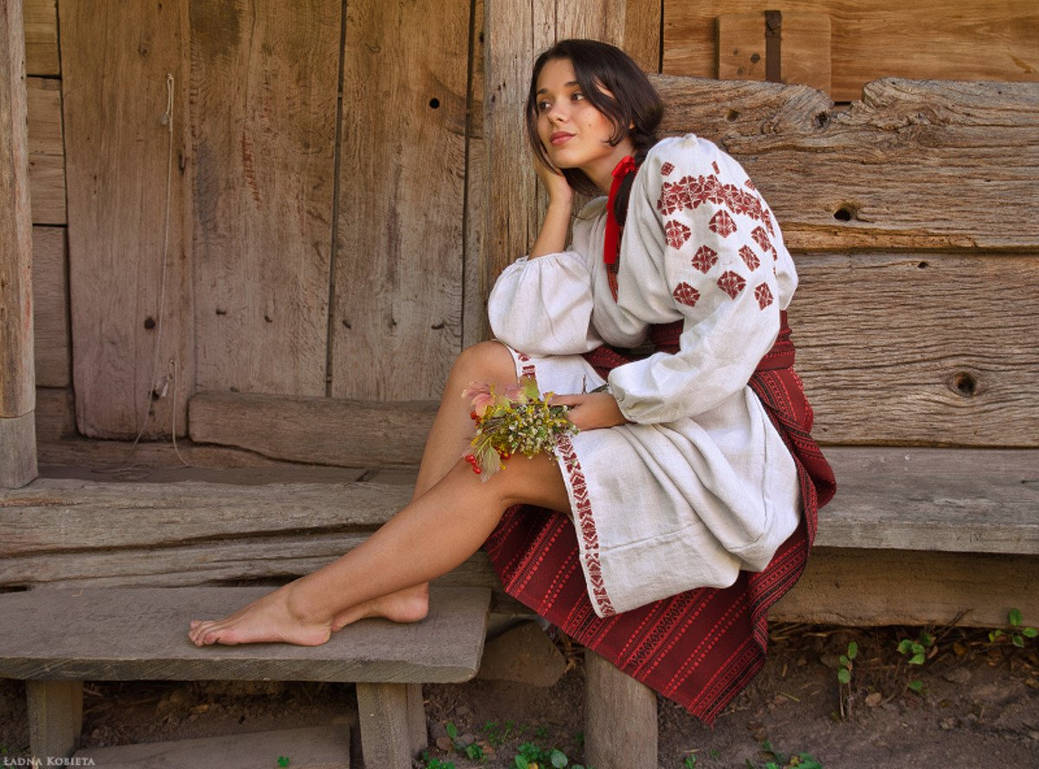 Fresh photos, fresh mood — Women in Slavic costumes online in Osaka